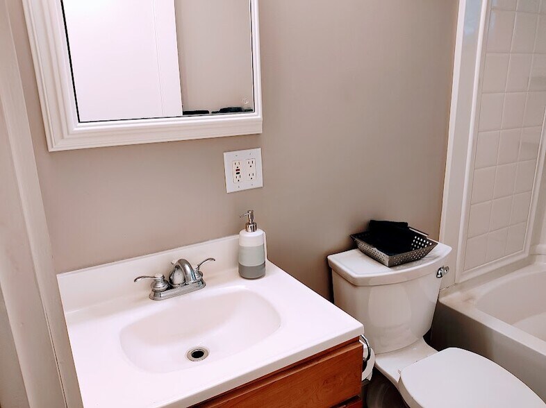 Bathroom - 411 N Geneva St