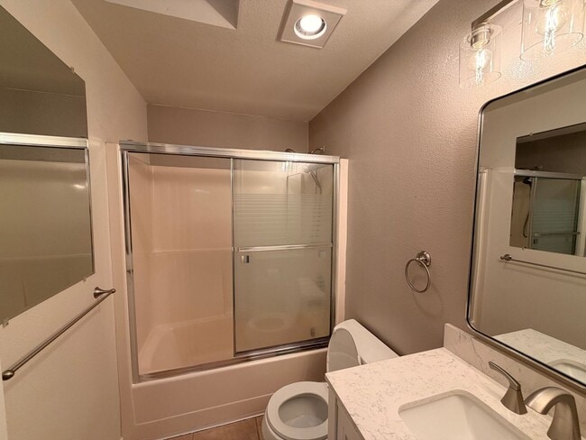 Building Photo - Gorgeous House in a Family-Friendly neighborhood!