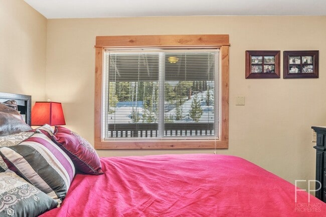 Building Photo - Year lease! Furnished, Move in 8/23/25! 10...