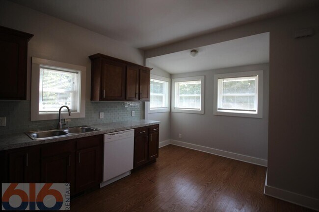 Building Photo - 858 Dayton St SW