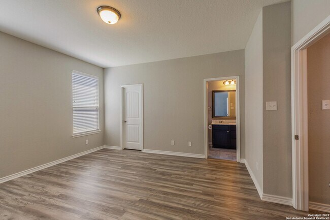 Building Photo - 3592 Vuitton