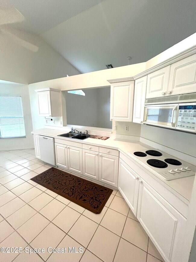 Building Photo - 729 Kenwood Cir