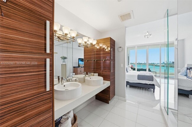 Building Photo - 2020 N Bayshore Dr