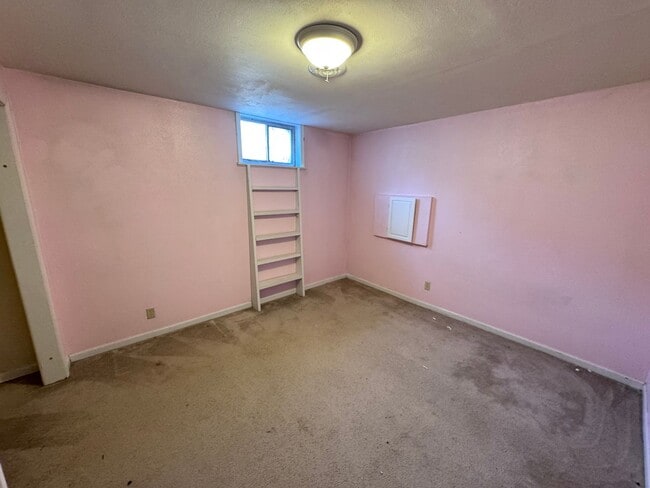 Building Photo - 5 Bedrooms!