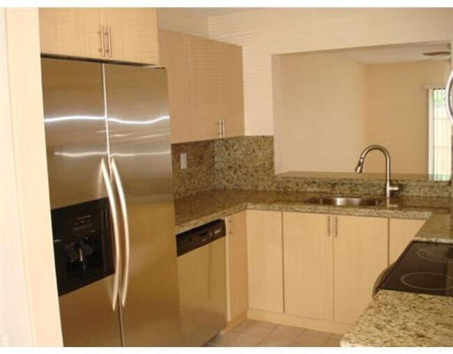 Building Photo - Townhome 2 Bedroom 2.5 Bathroom and fenced...