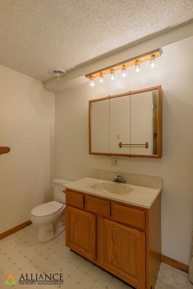 Building Photo - $300 OFF 1st MONTH'S RENT! Amazing, Spacio...