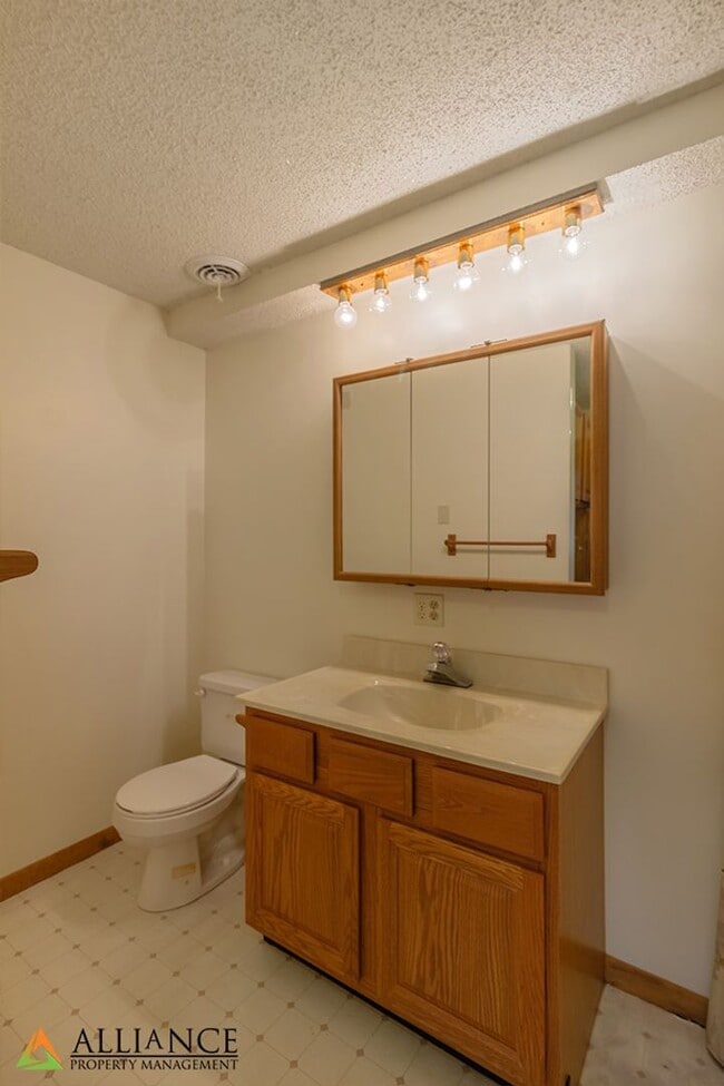 Building Photo - Amazing, Spacious Home! Pet Friendly!