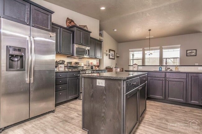 Building Photo - 4368 SW Umatilla Ave