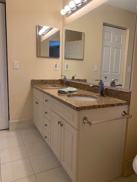 Building Photo - Stunning Pelican Bay Townhome