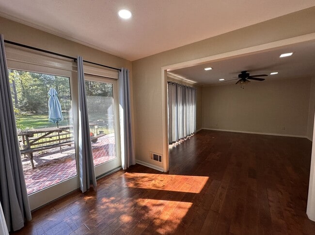 Building Photo - Move in Incentive!