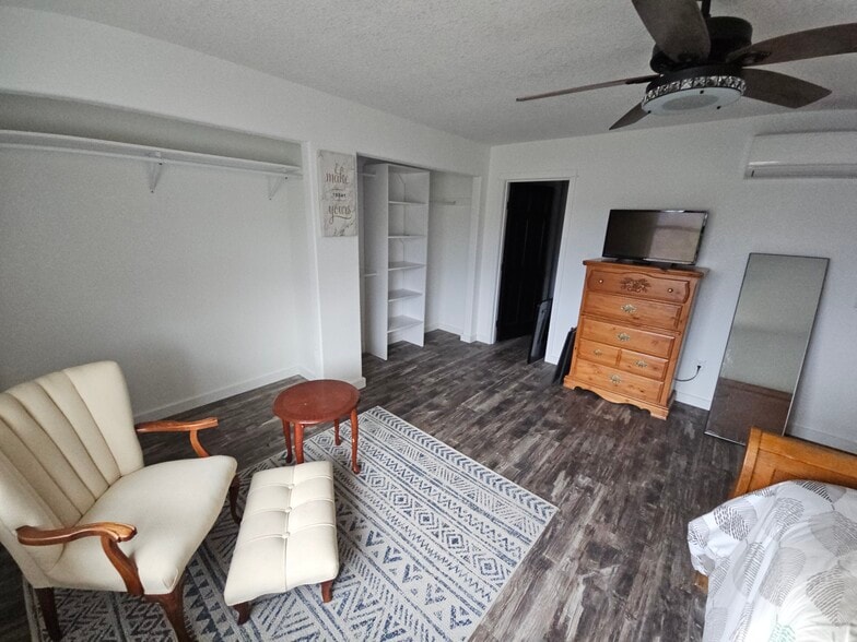 Building Photo - 283 NE West Ave