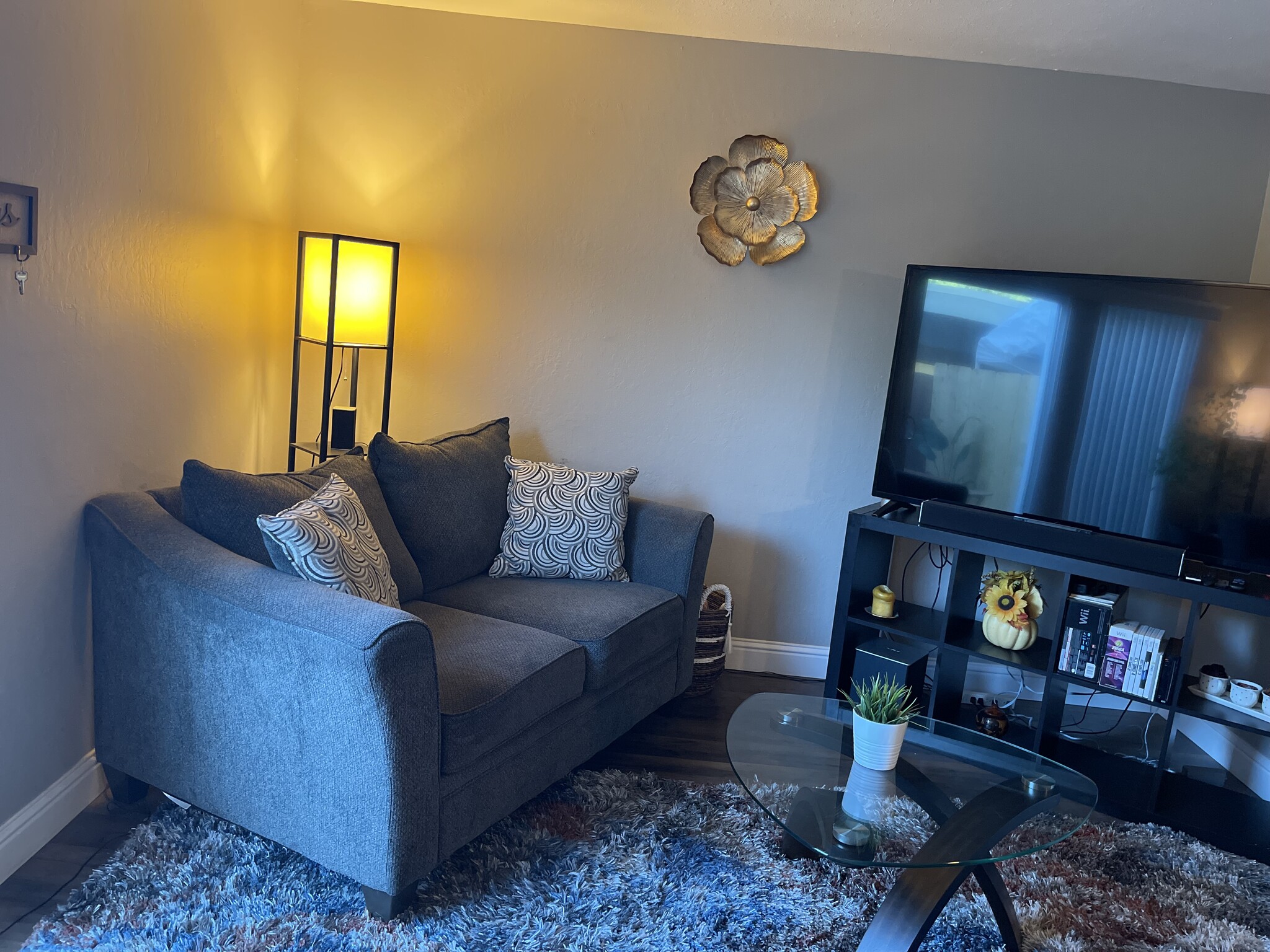Spacious living room - 59 Meadowbrook Ave