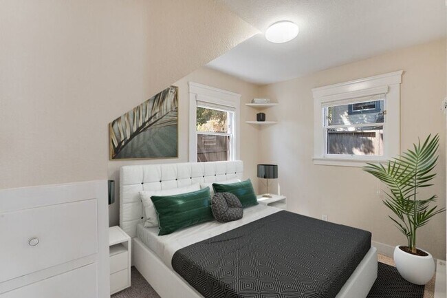 Building Photo - 332 Waverley St