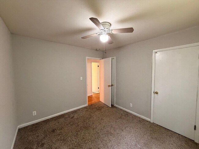 Building Photo - Available Immediately! 3 Bedroom 1 Bath + Bonus & Screened in Porch