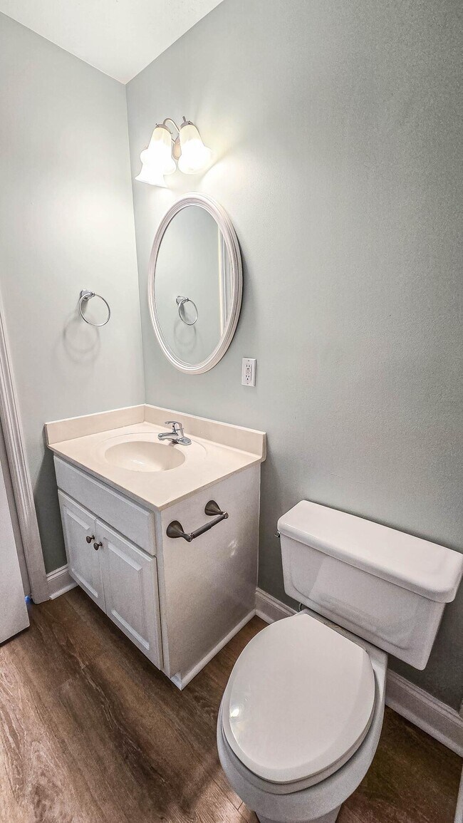 Building Photo - 831 Landing Dr