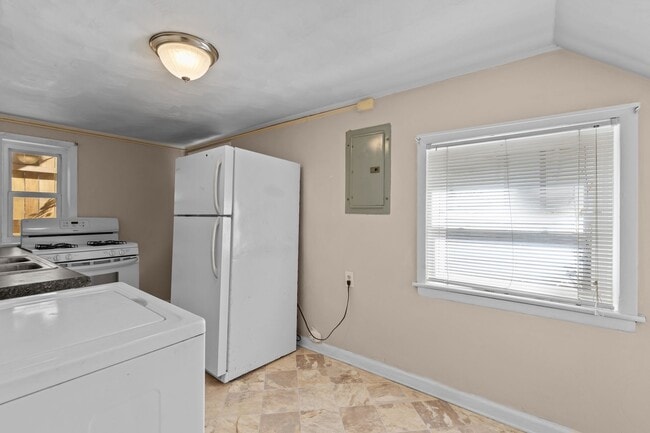 Building Photo - 1628 Bradford Terrace