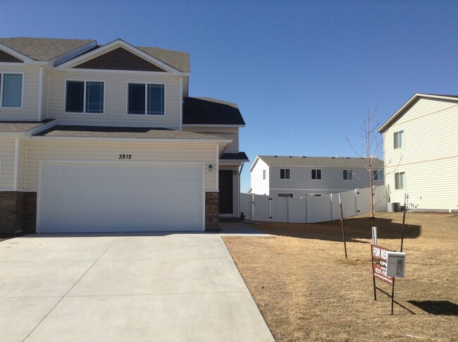 Building Photo - 4 BEDROOM, 3.5 BATHROOM SADDLE RIDGE TOWNH...