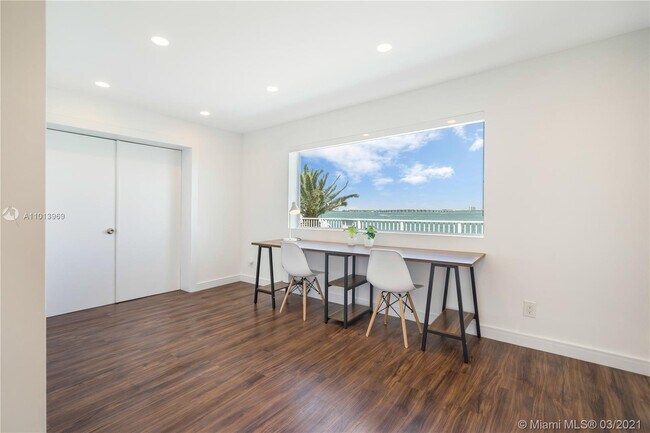 Building Photo - 1413 N Venetian Way