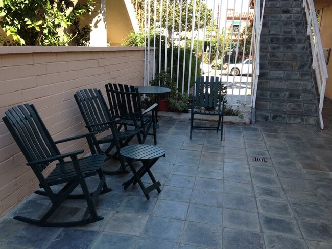 Building Photo - 425 Doheny S Dr