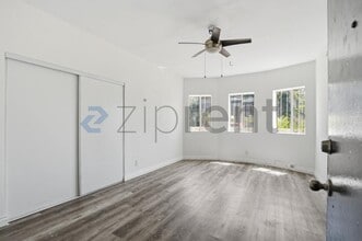 Building Photo - 1513 W 12th Pl