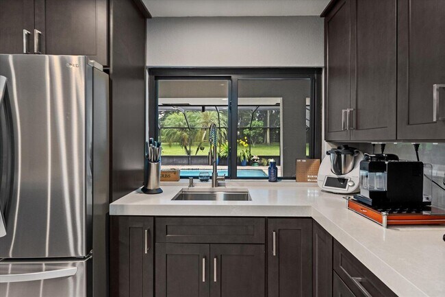 Building Photo - 13855 Shawmut Ct