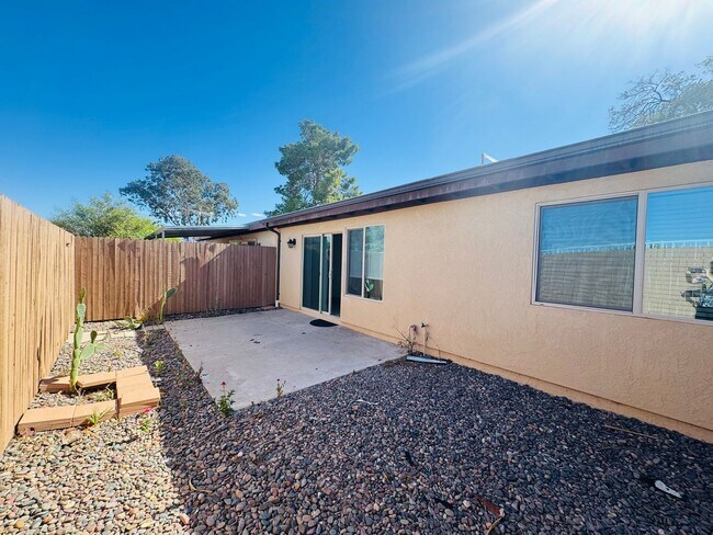 Building Photo - Beautiful Townhome in Great Eastside Location