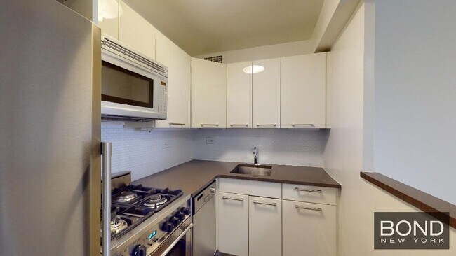 Building Photo - 220 E 63rd St