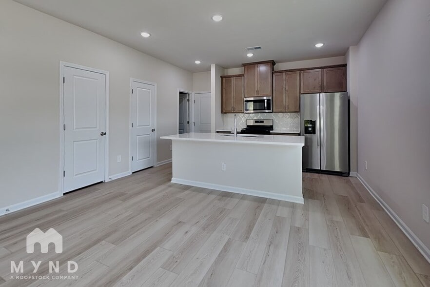 Building Photo - 3512 Rosebush Dr