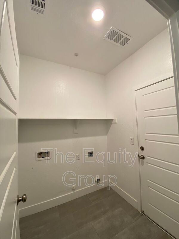 Building Photo - 113 E Tyler Ave