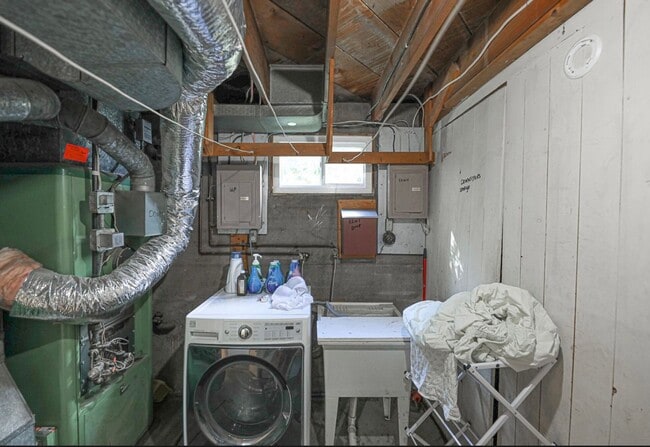 Building Photo - 915 E Ave E