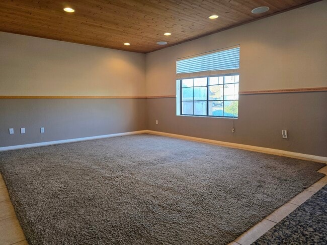 Building Photo - 1827 E Manhatton Dr