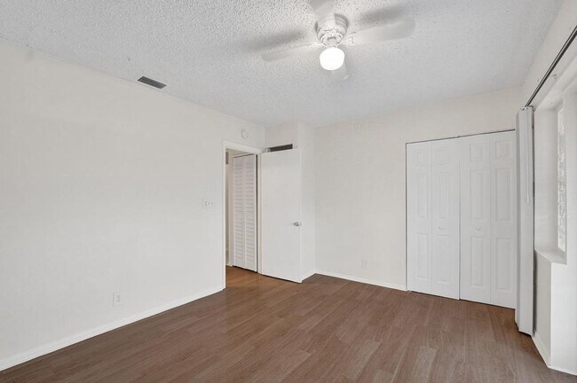 Building Photo - 3 BR / 3 BA + Patio + Parking AVAIL 8/1
