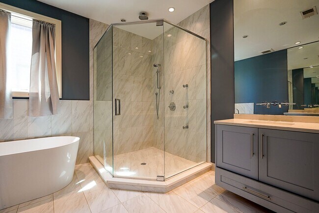 Building Photo - Luxurious 3BR/2BA Condo – Near University of Chicago in the heart of Hyde Park!