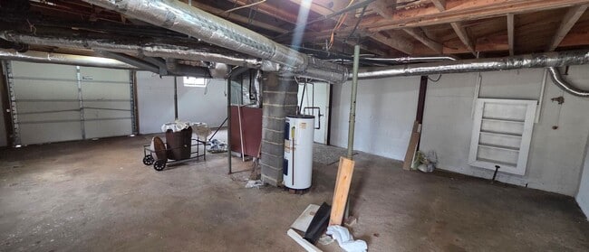 Building Photo - Cute little ranch with screened porch