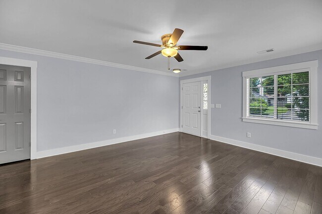 Building Photo - Centrally Located and Beautifully Renovate...