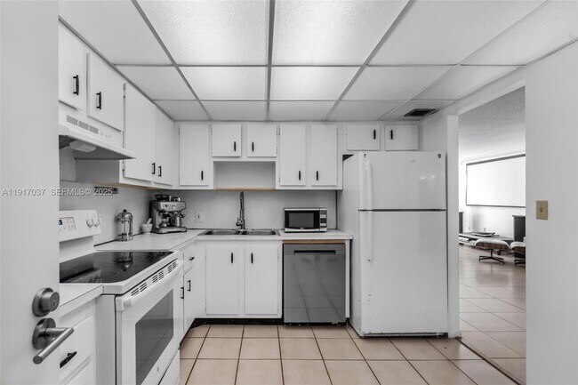 Building Photo - 575 Crandon Blvd