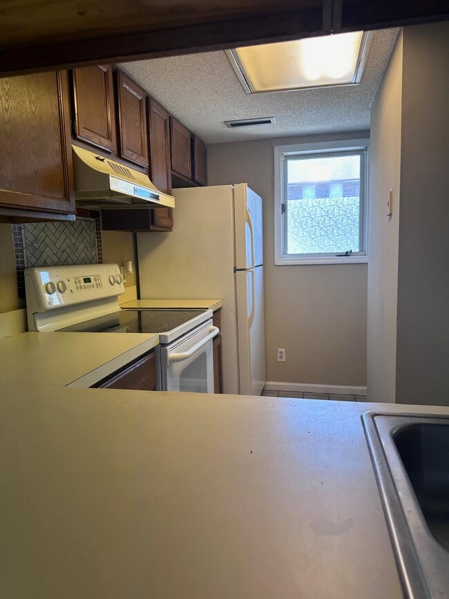 Building Photo - 401 Garden Dr