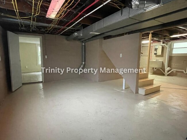 Building Photo - 627 Stealey Ave