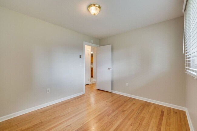 Building Photo - Beautifully updated 3 BR 1 BA home with ex...