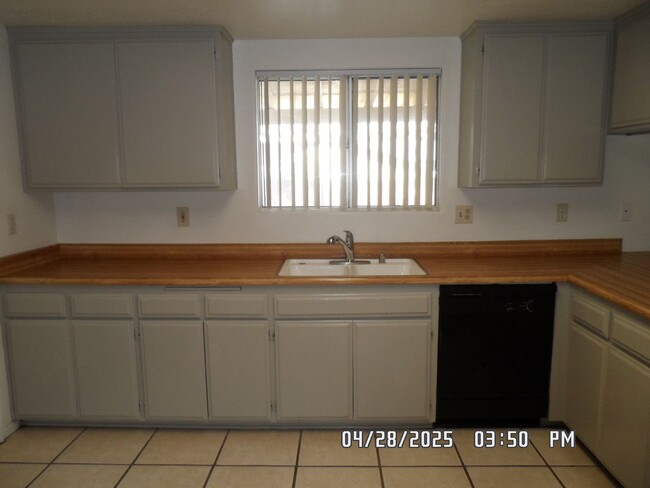 Building Photo - 3 Bedrooms, 2 Bathroom, Large Fully Fenced...