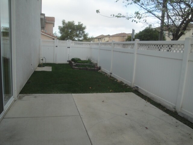 Building Photo - Great Value in Gated Community!