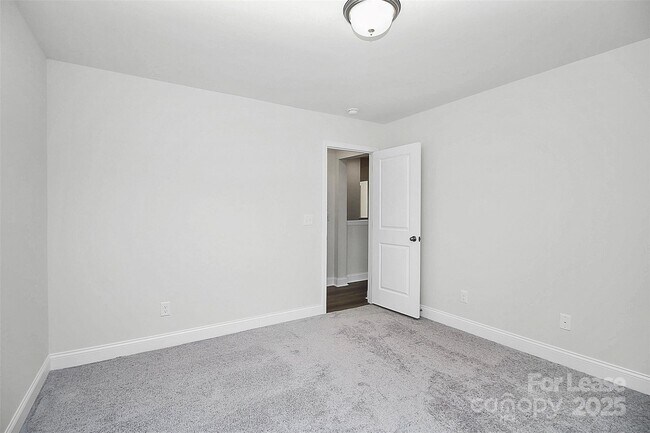 Building Photo - 6029 Mariemont Cir
