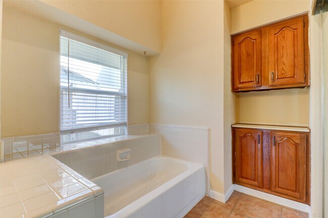 Building Photo - 17010 Cairnladdie St