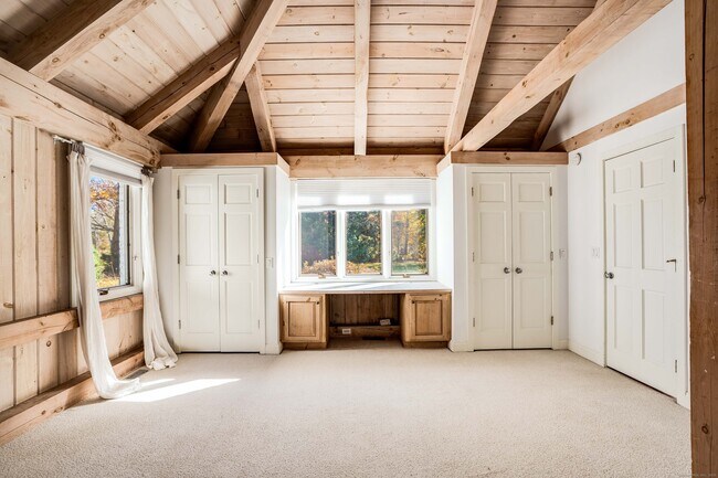 Building Photo - 123 Cove Rd