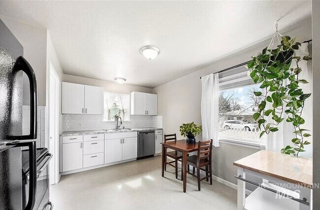 Building Photo - 2bd, 1b Cozy Home awaits in Boise Bench!