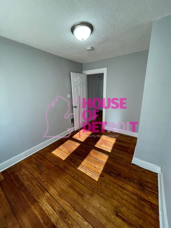 Building Photo - SECTION 8 ONLY | 4 BEDROOM | 3 BATH | FREE...