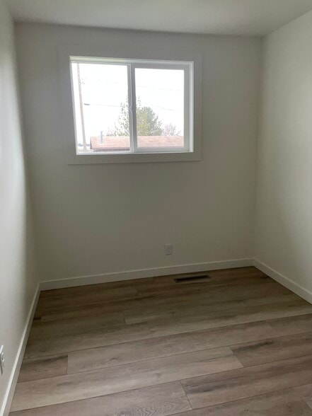 Building Photo - 345 Center St W