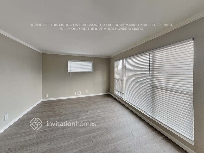 Building Photo - 1061 E 105th Pl