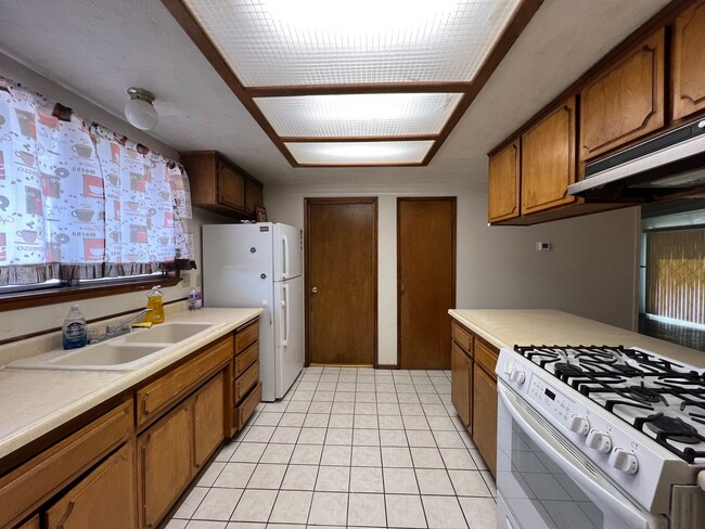 Building Photo - 3 Bedroom 2 Bathroom House with RV Parking...