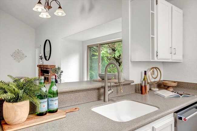 Building Photo - Updated 2 bed Downtown Redmond Condo w/Pool and EV Charging